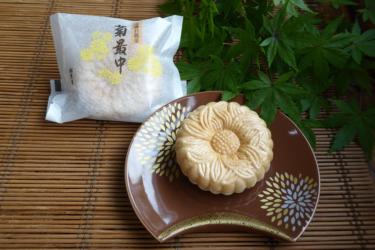 菊もなかをお皿に盛った写真。