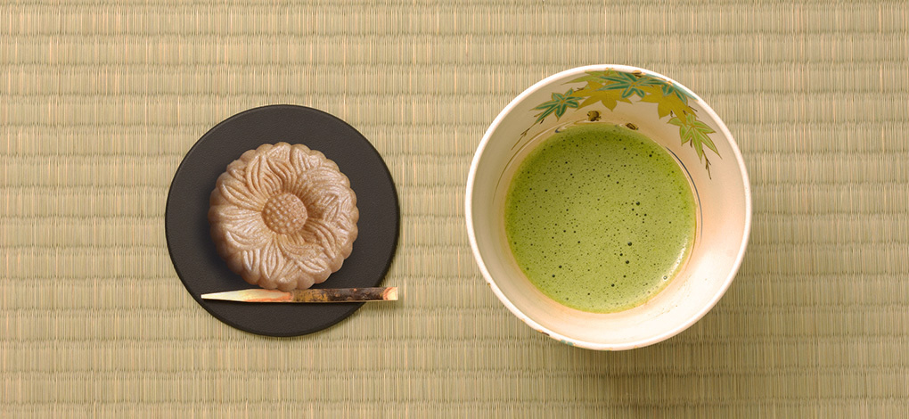 菊最中とお抹茶。茶道の写真