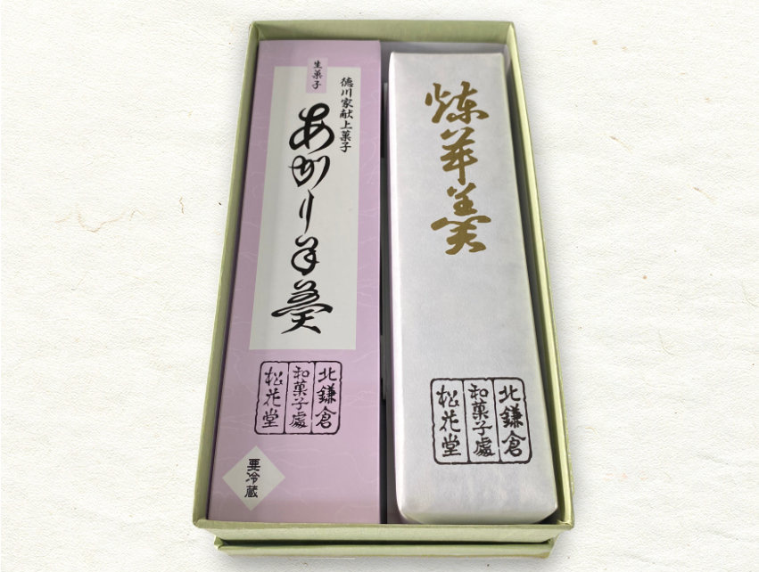 箱入りあがり羊羹と煉羊羹の写真。