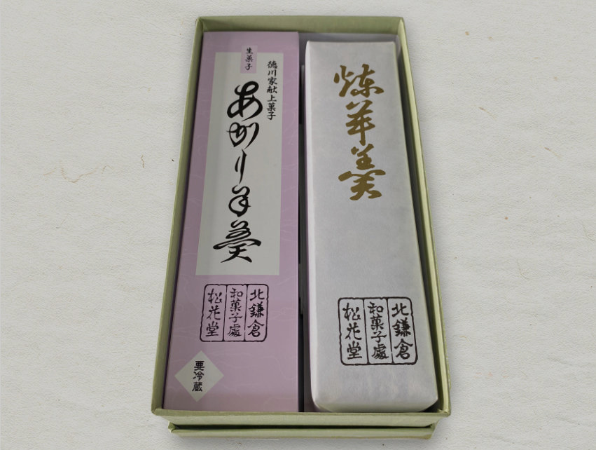 箱入りあがり羊羹と煉羊羹の写真。
